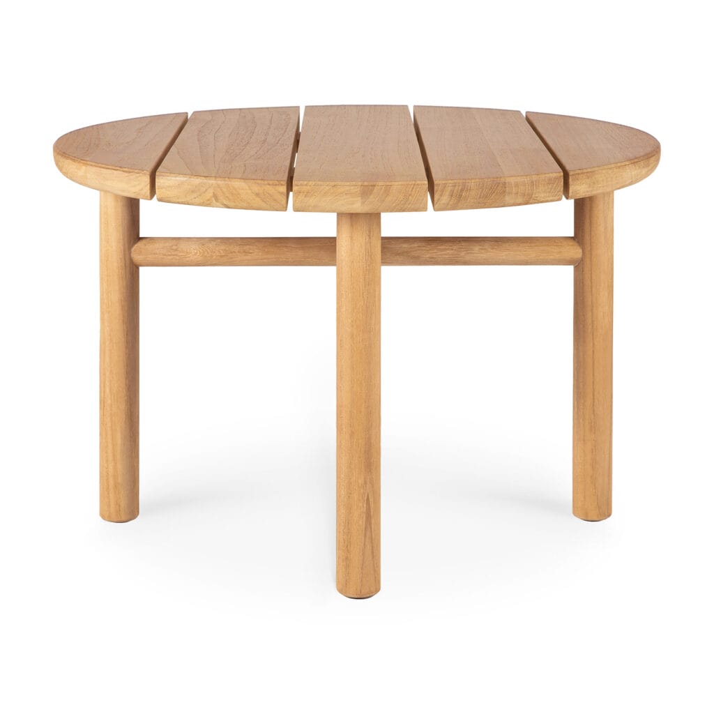 Une Table basse de jardin Quatro en bois sur fond blanc.