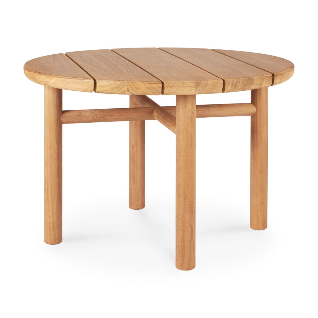 Une table basse de jardin Quatro en bois rond sur un fond blanc.