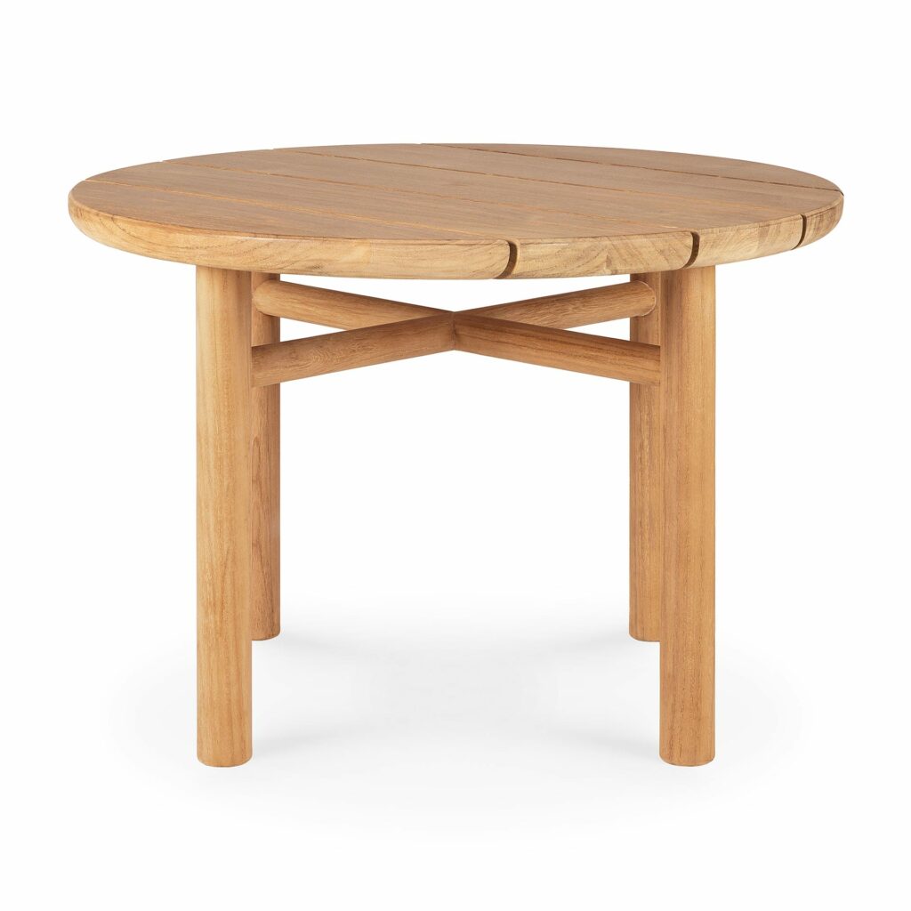 Une Table basse de jardin Quatro en bois rond sur un fond blanc.