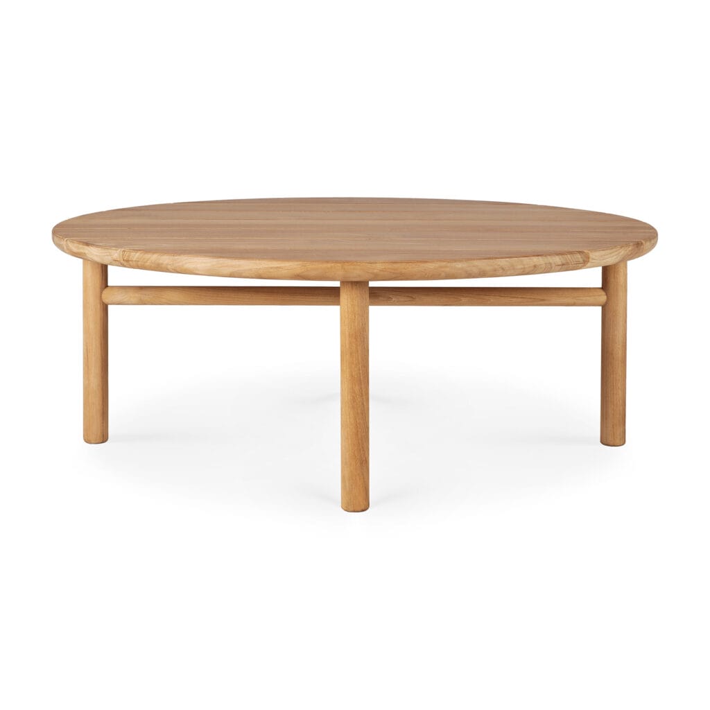 Une table basse ronde en bois sur un fond blanc.
