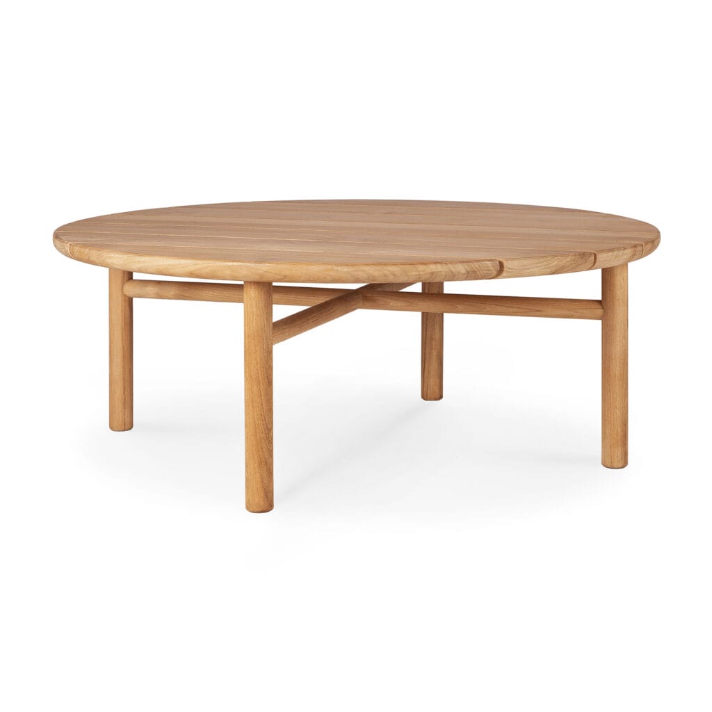 Une table basse ronde en bois sur fond blanc.