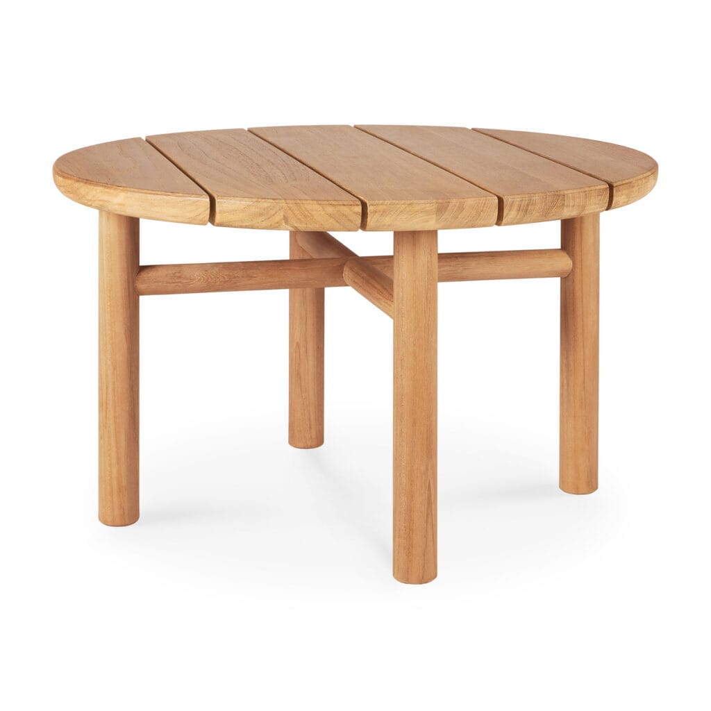 Une table ronde en bois sur fond blanc parfaite pour être utilisée comme table d'appoint ou de jardin.