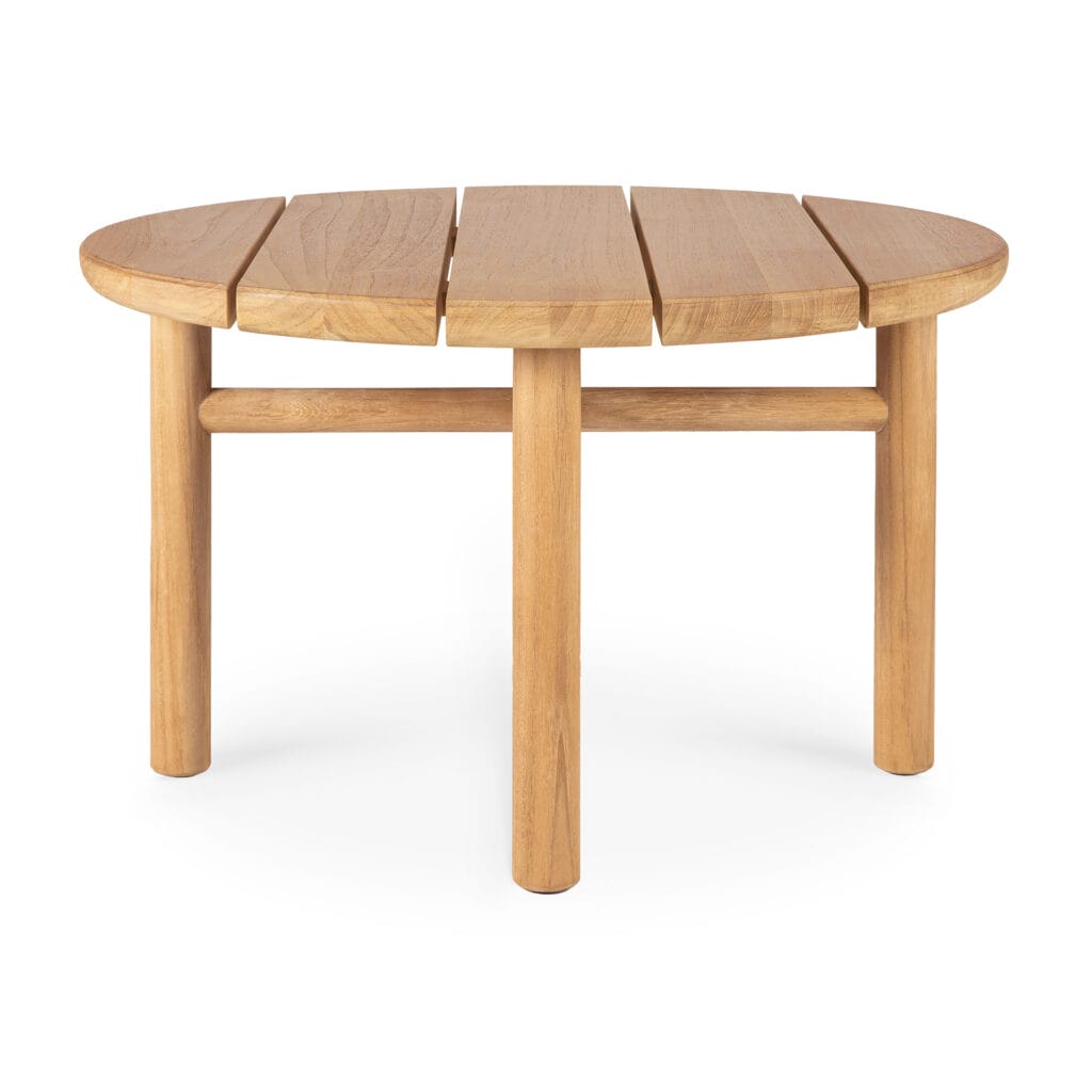 Une table ronde en bois naturel Teck sur fond blanc.