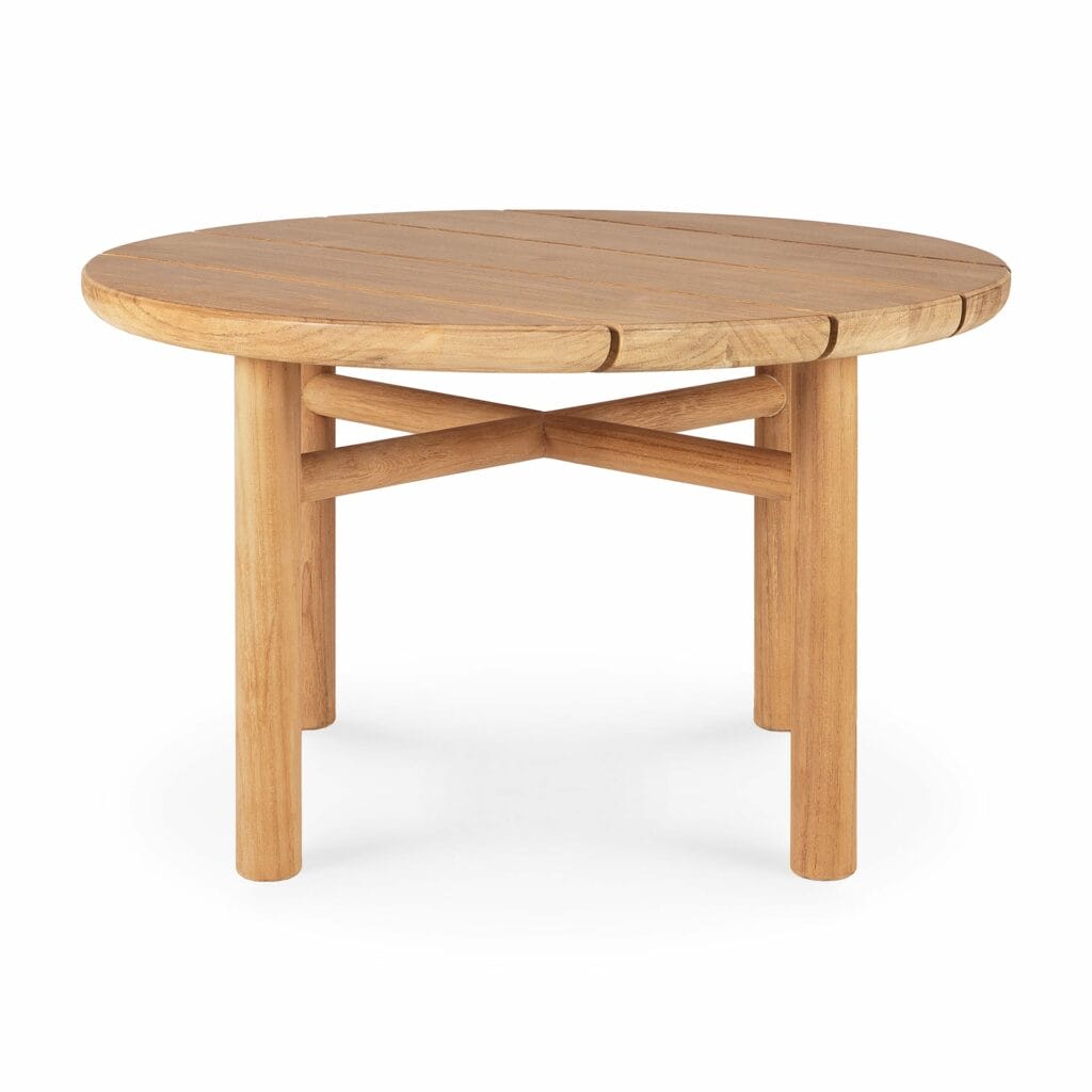 Une table ronde en bois sur fond blanc, réalisée en teck naturel.