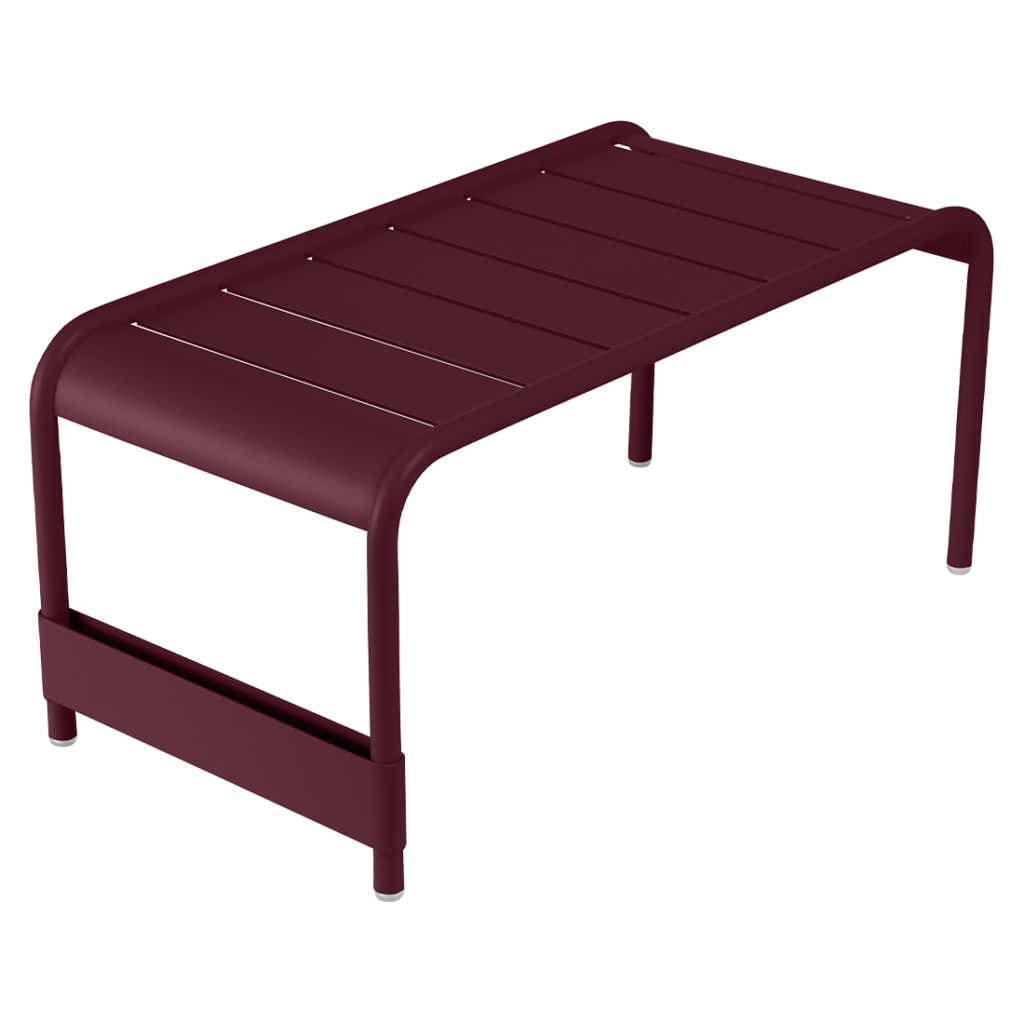 Une table bordeaux avec un plateau à lattes.