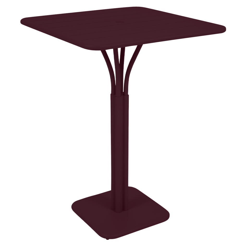 Une table carrée bordeaux avec une base en métal.