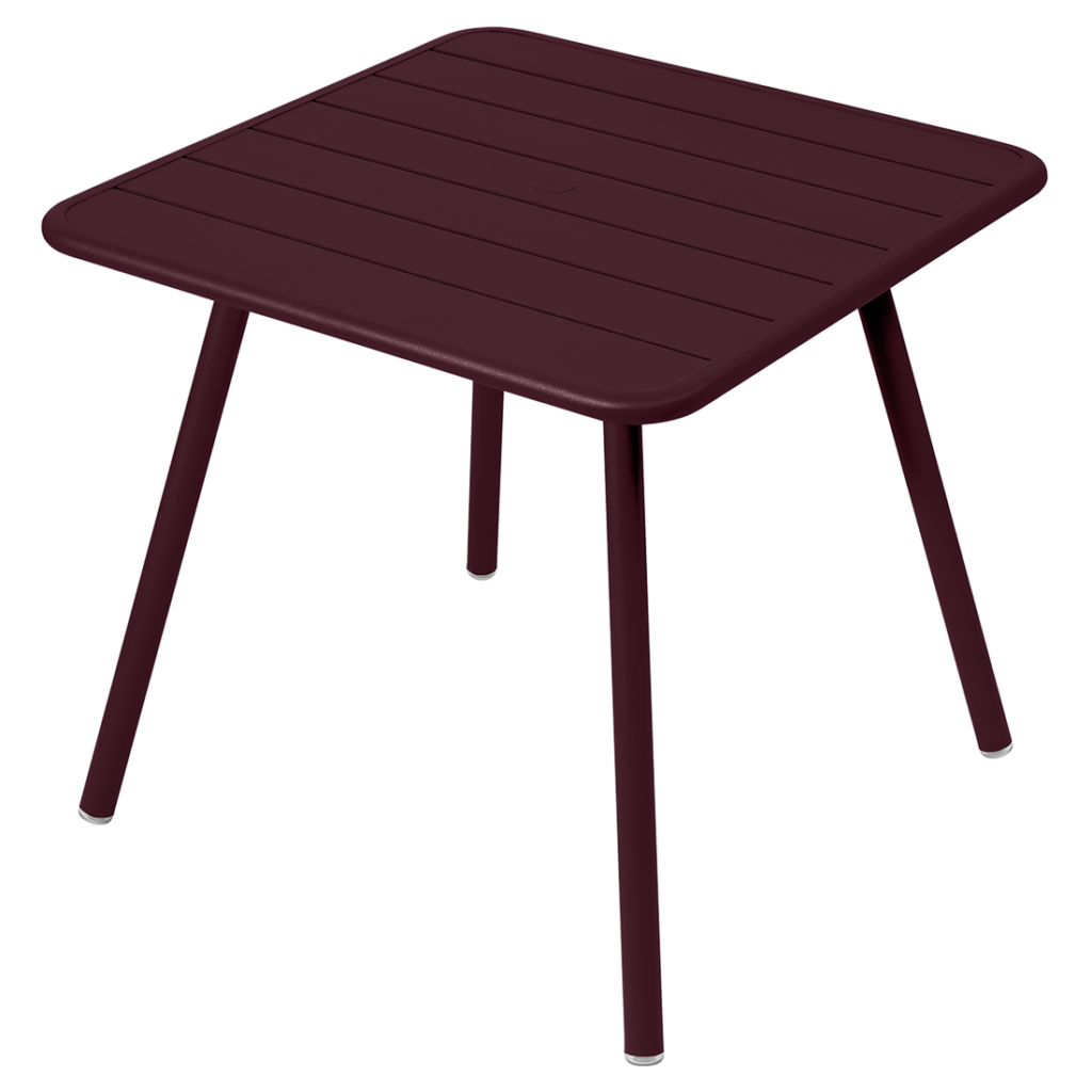 Une table bordeaux avec des pieds en métal.