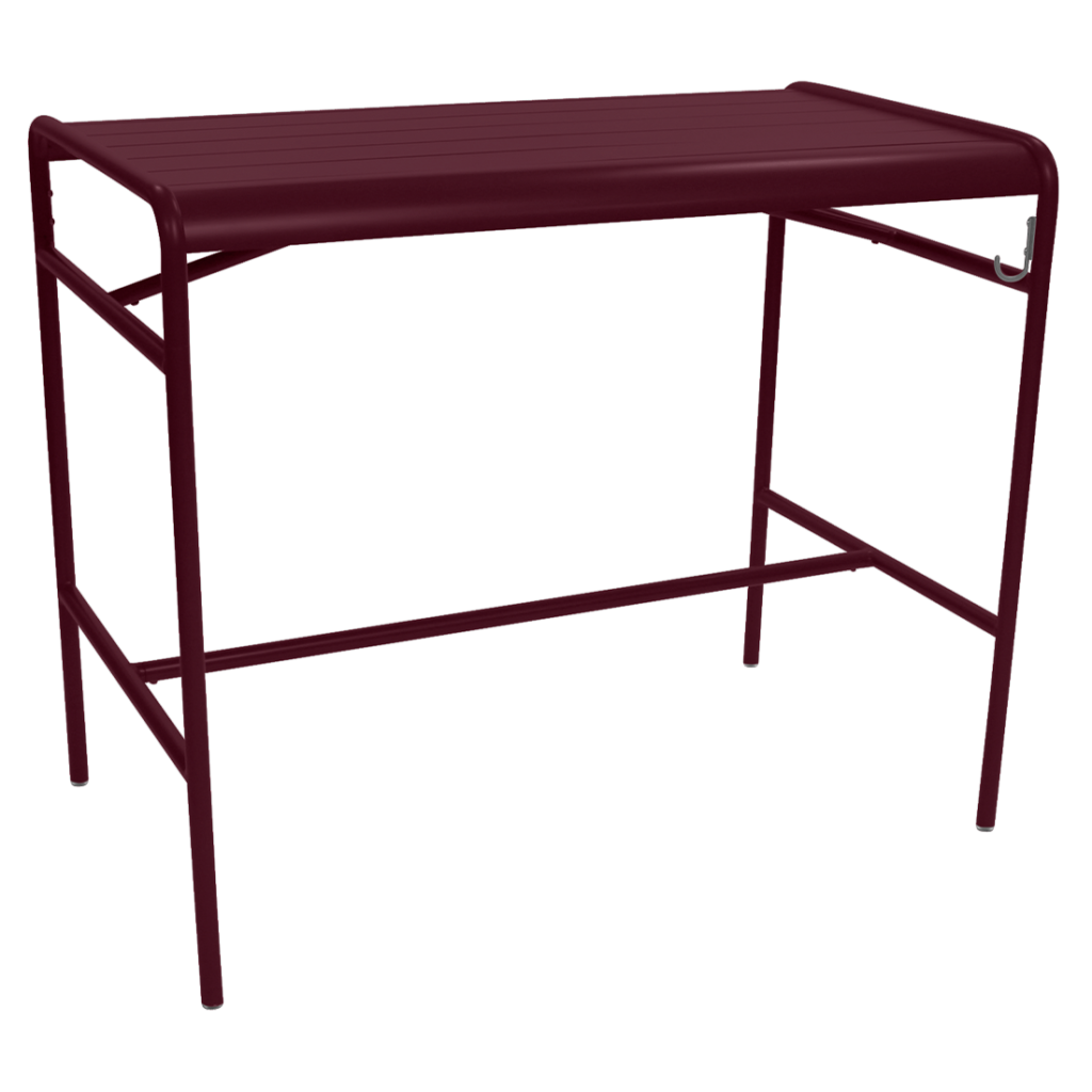 Une table en métal bordeaux sur fond blanc.