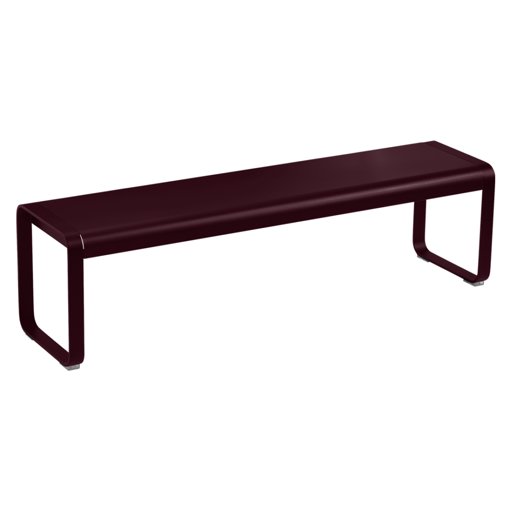 Un banc en cerise noire avec un cadre noir.