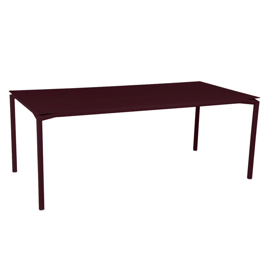 Une table cerise noire sur fond blanc.