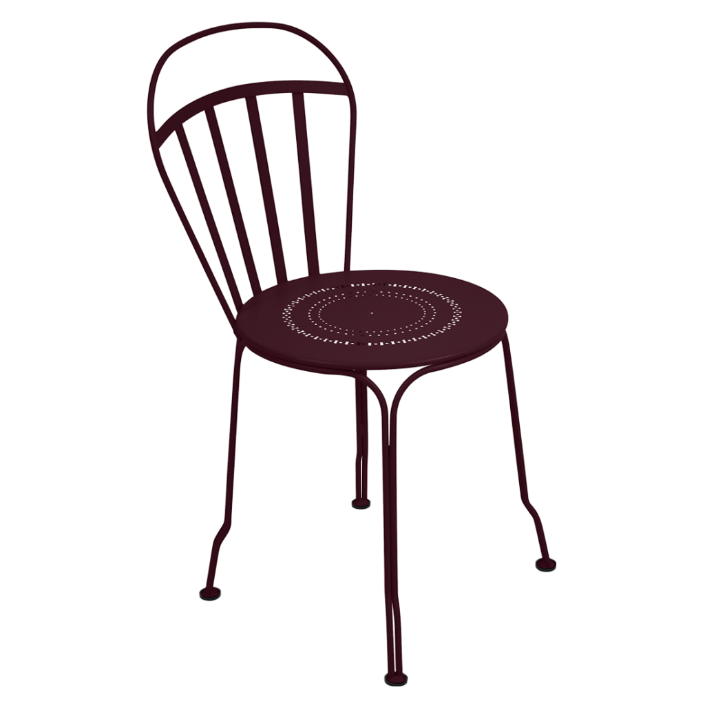Une chaise en métal marron sur fond blanc.