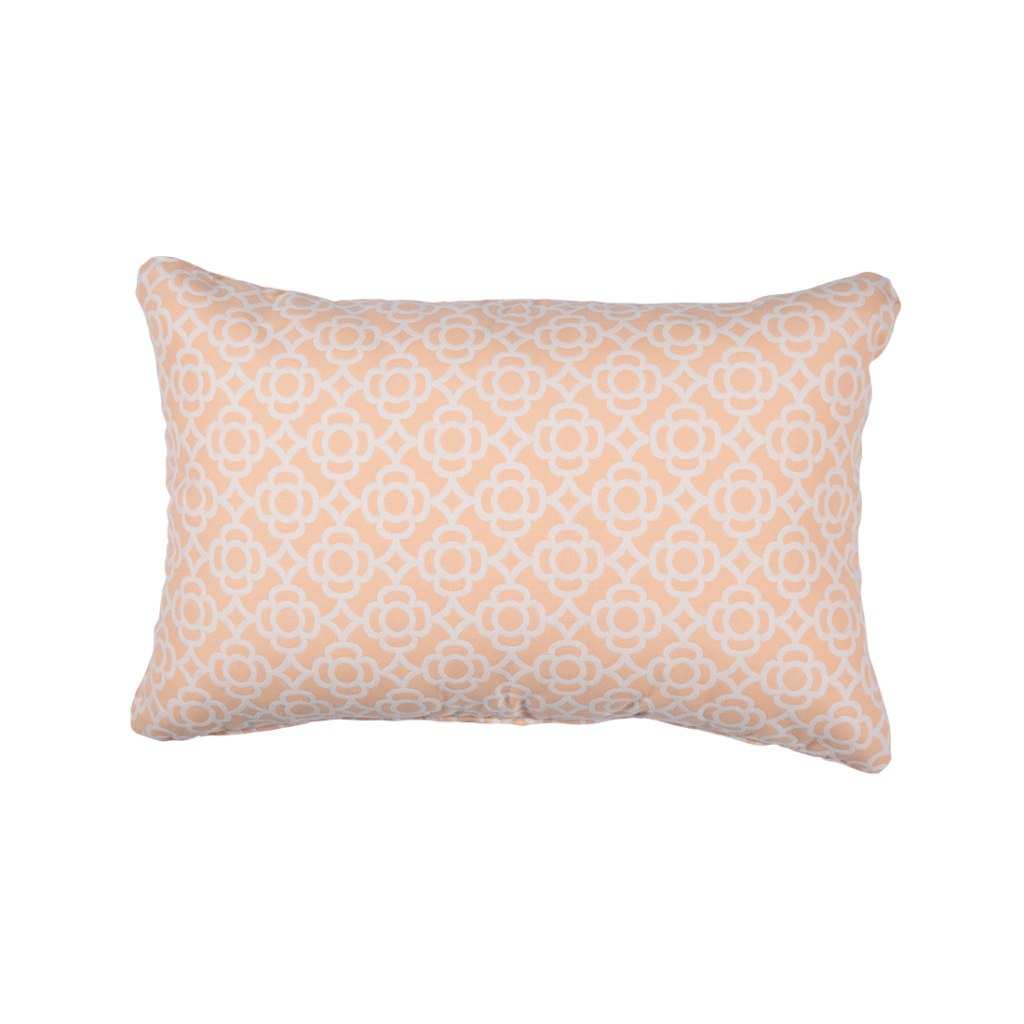 Un coussin Coussin Lorette pêche et blanc avec un motif géométrique.