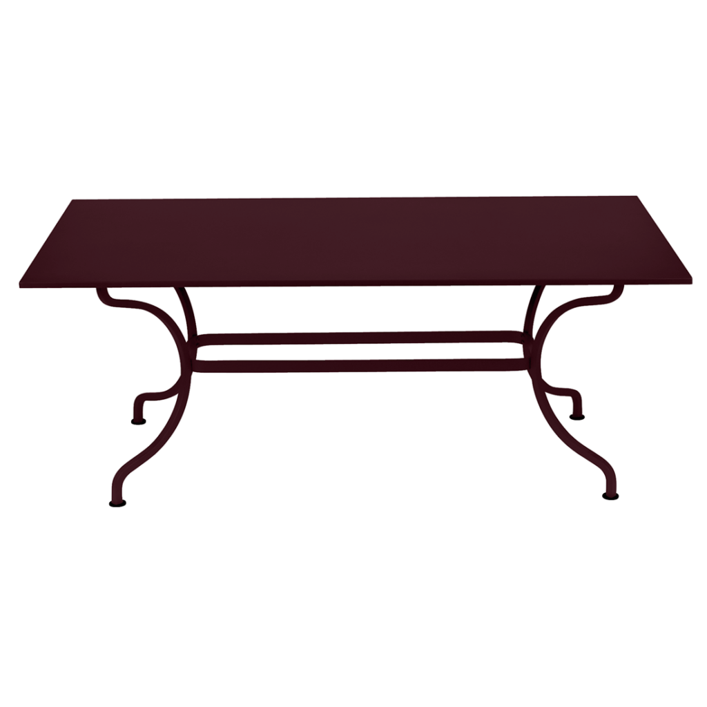 Une table bordeaux avec des pieds en métal sur fond blanc.