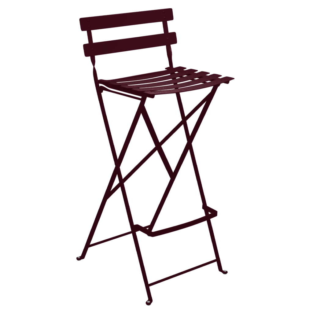 Un tabouret de bar bistro pliant bordeaux sur fond blanc.