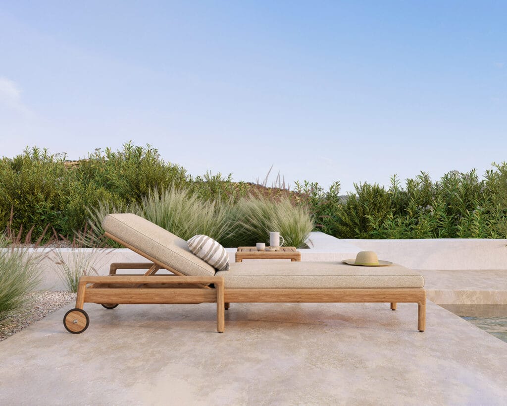 Une chaise longue Jack en teck au bord d'une piscine.