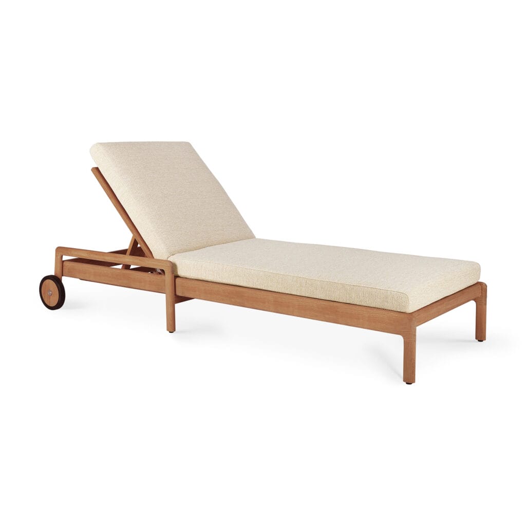 Une chaise longue en bois avec un coussin pour chaise longue Jack.