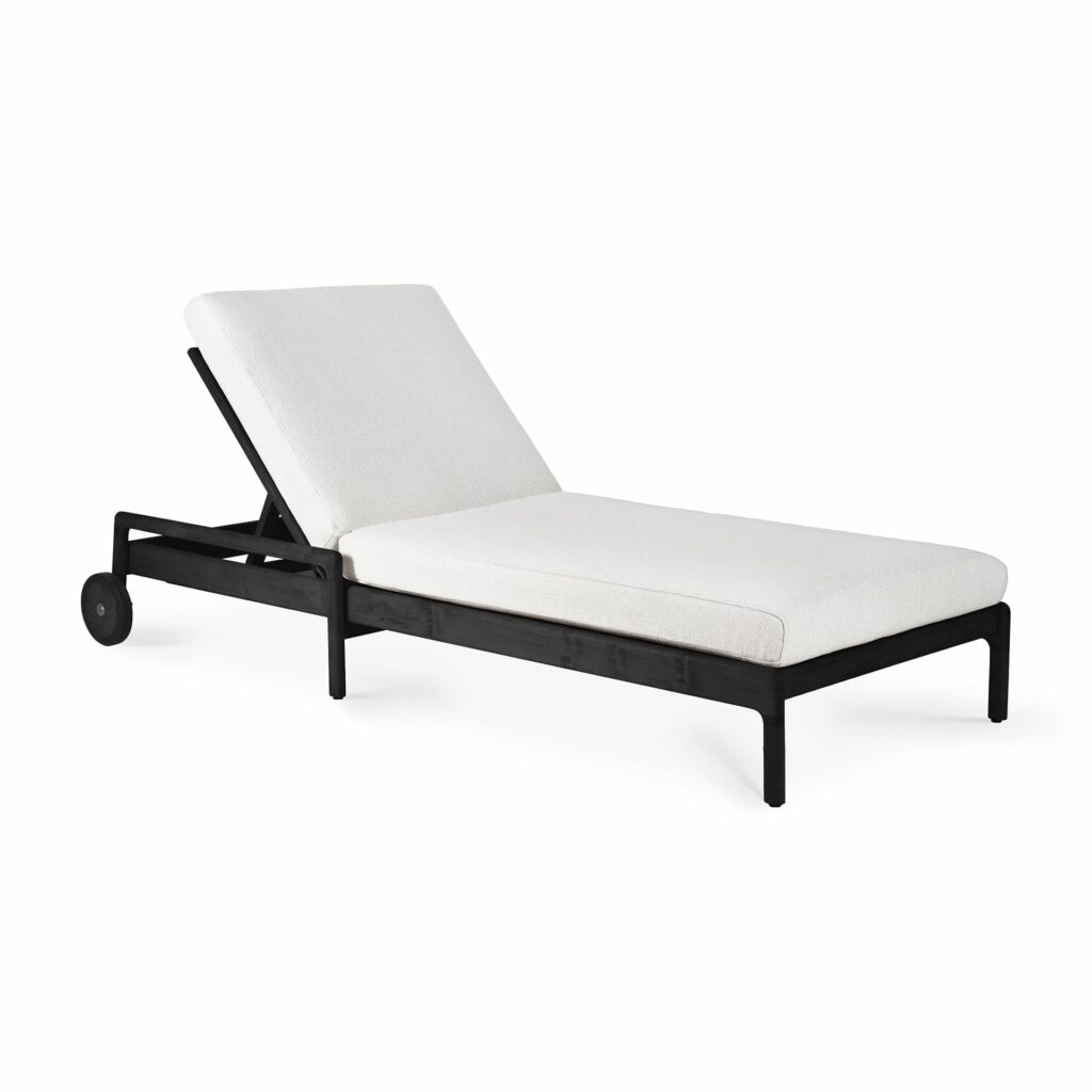 Une chaise longue noire et blanche avec un Coussin pour chaise longue Jack.