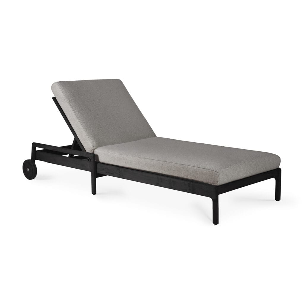 Une chaise longue noire avec un Coussin pour chaise longue Jack.