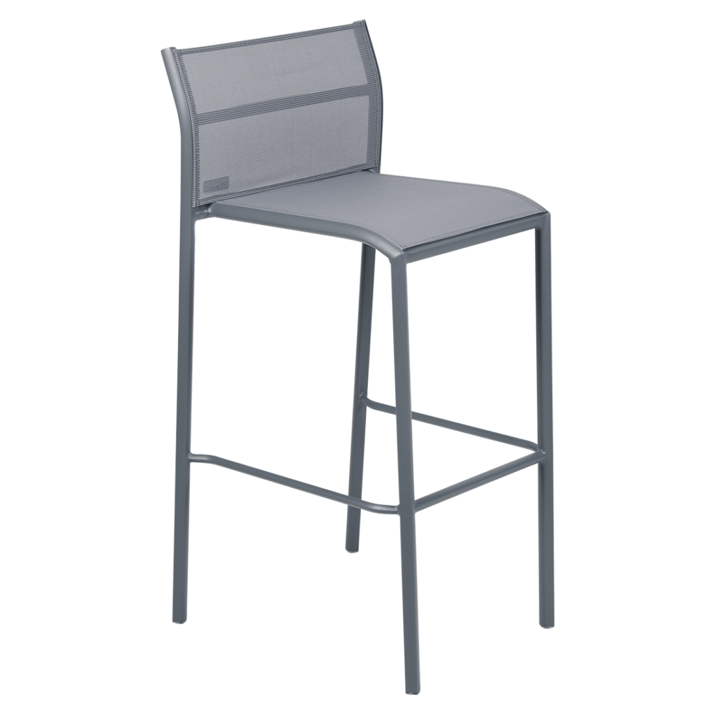 Un tabouret de bar Cadix gris sur fond blanc.