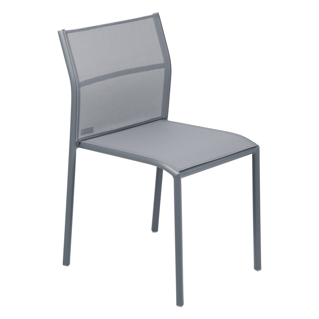 Une chaise de salle à manger Cadiz grise avec une assise et un dossier gris.