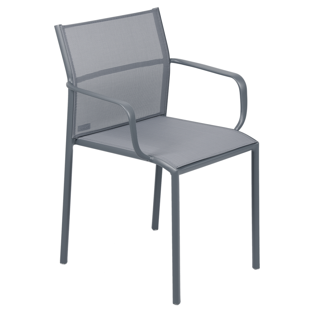 Une chaise d'extérieur empilable grise avec accoudoirs sur fond blanc.