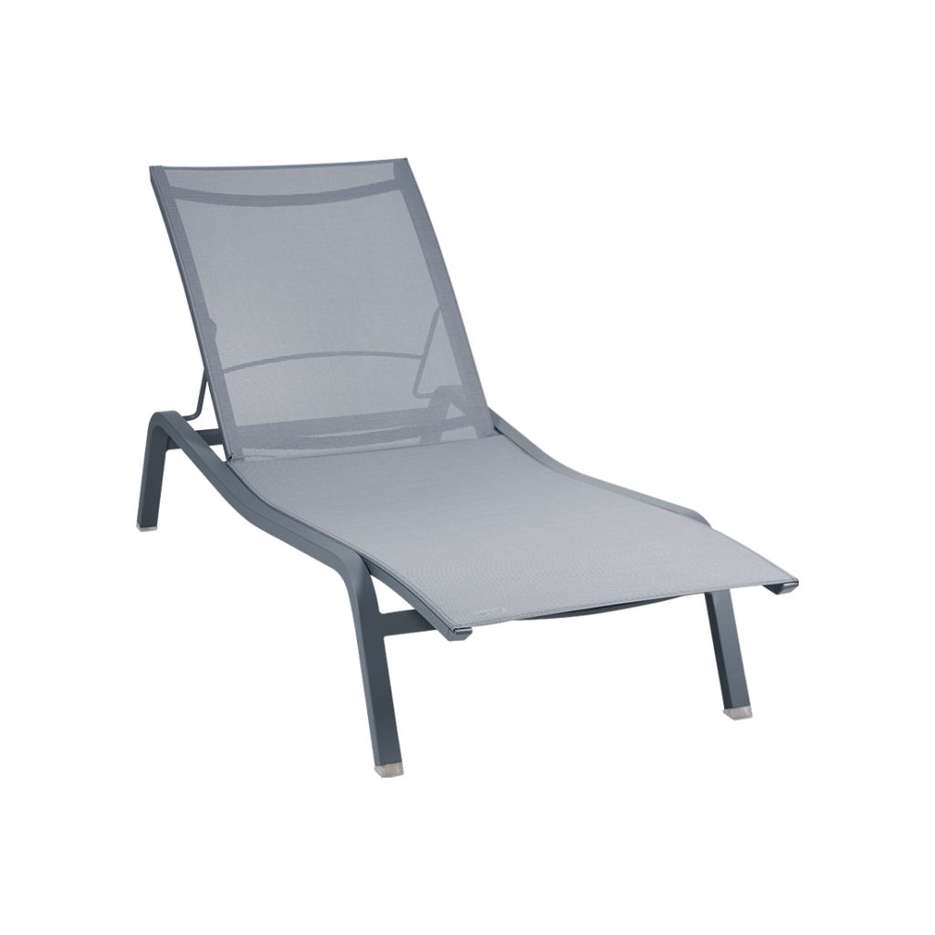 Une chaise longue grise sur fond blanc.