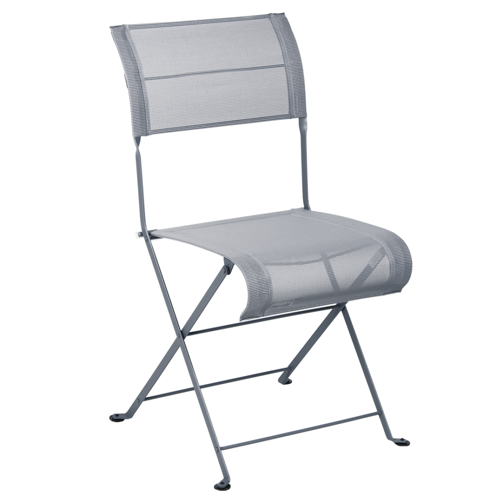 Une chaise pliante grise sur fond blanc.