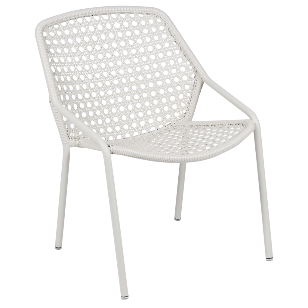 Un fauteuil d'extérieur blanc avec une assise tressée.