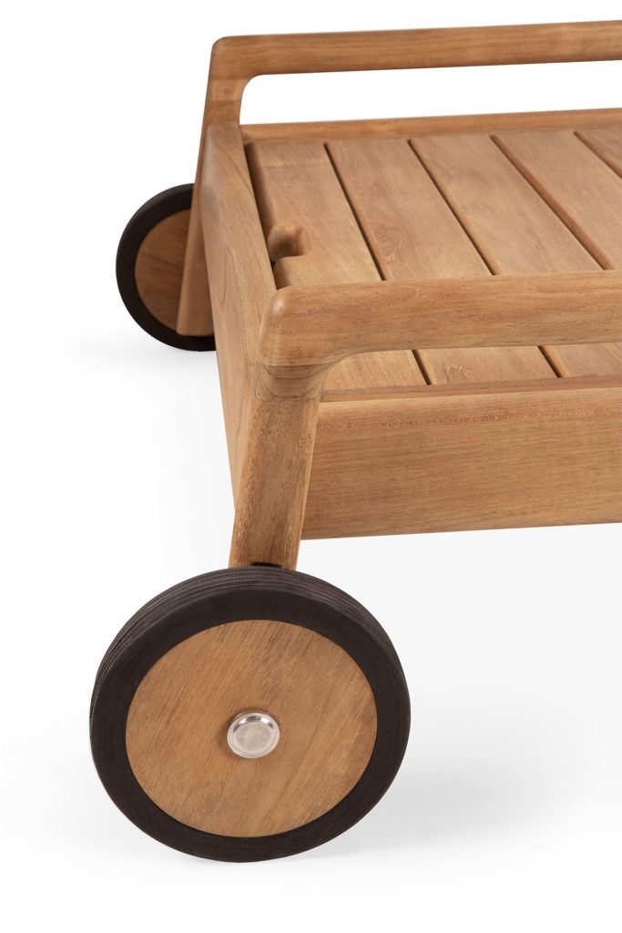 Une chaise longue Jack en teck à roulettes sur fond blanc.