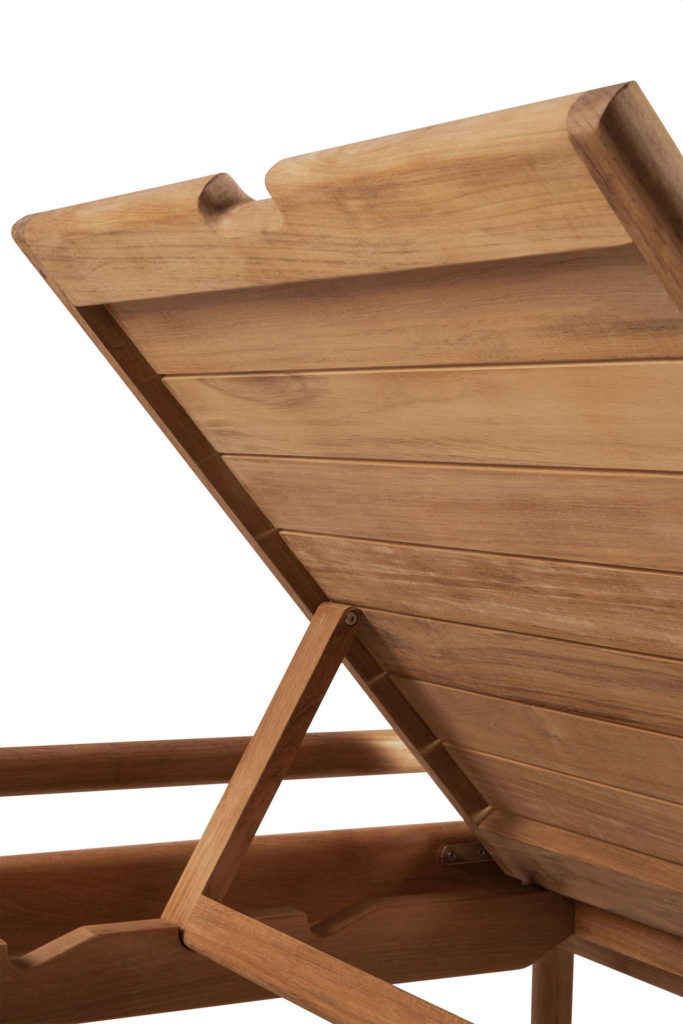 Une chaise longue en bois Jack en teck avec un cadre en teck.