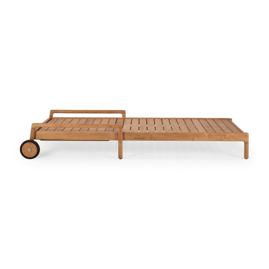 Un lit de repos en bois à roulettes, également connu sous le nom de Chaise longue Jack en teck, sur fond teck ou blanc.