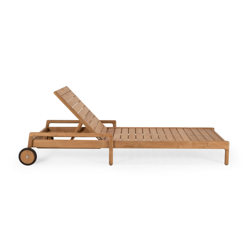 Une chaise longue Jack en teck à roulettes sur fond blanc.
