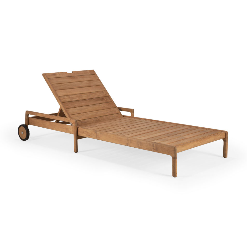 Une chaise longue Jack en teck à roulettes sur fond blanc.