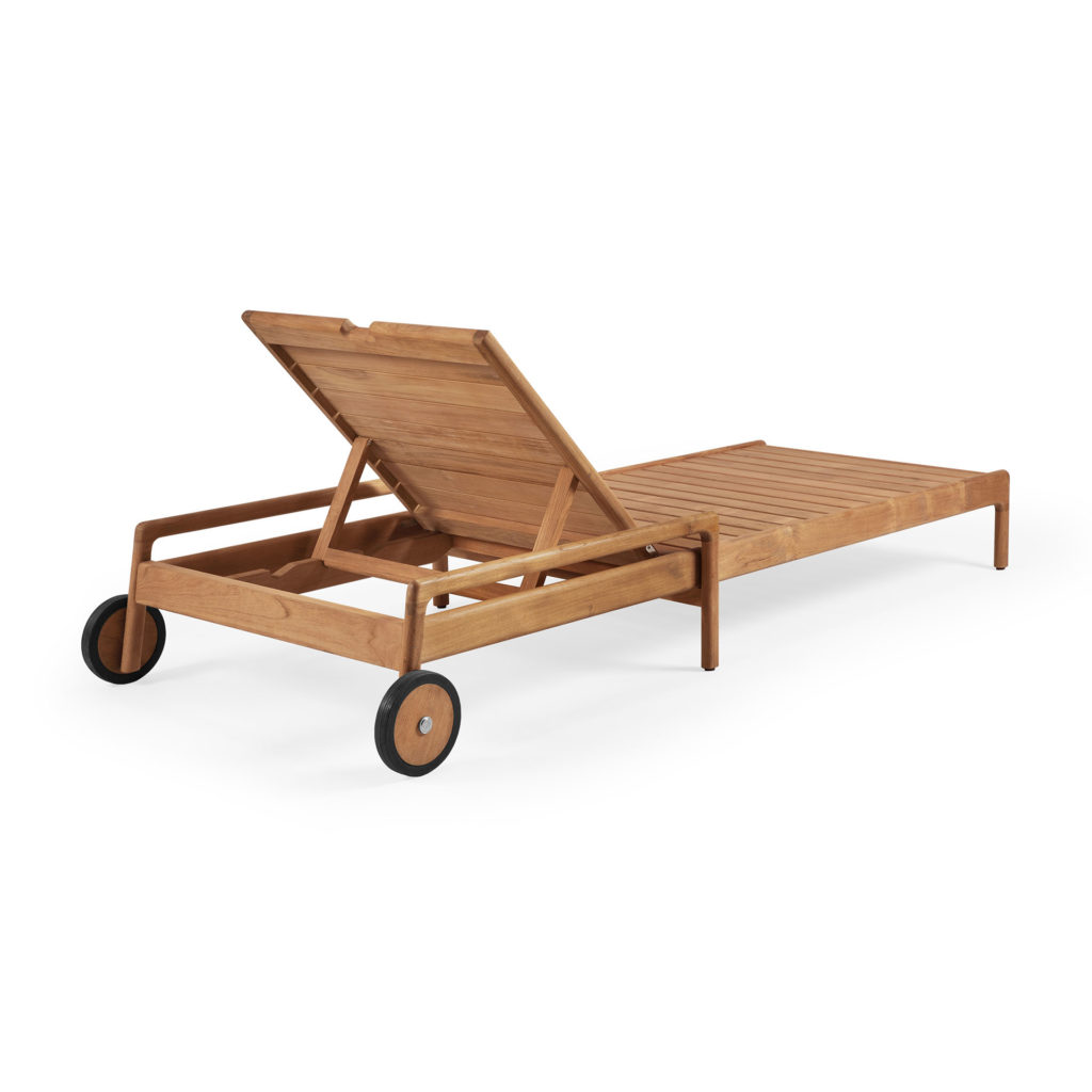 Une chaise longue Jack en teck à roulettes sur fond blanc.