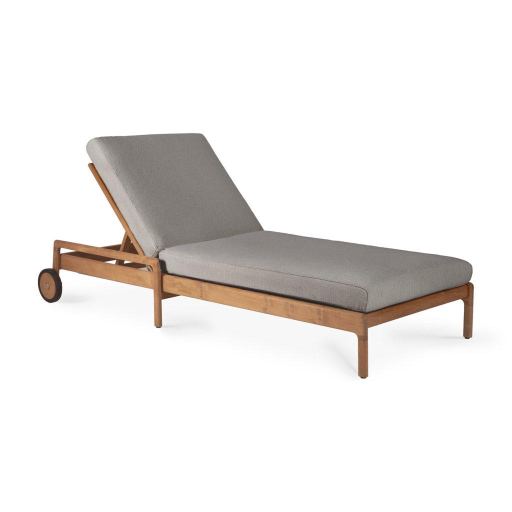 Une chaise longue en bois Jack en teck avec un coussin gris.