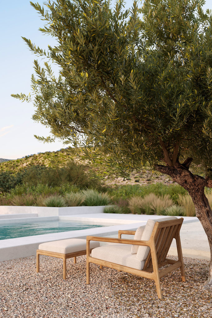 Un arbre Repose-pieds Jack en teck près d'une piscine.