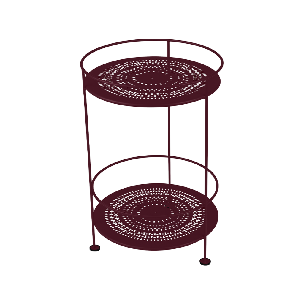 Un Fauteuil Flower en métal bordeaux surmonté d'un panier de fleurs.