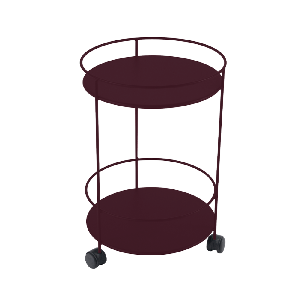 Un chariot de service bordeaux sur roulettes, parfait pour transporter sans effort le Fauteuil Flowers.