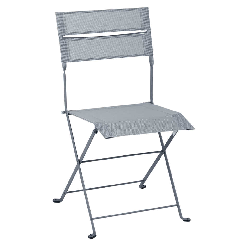 Une chaise pliante grise sur fond blanc.