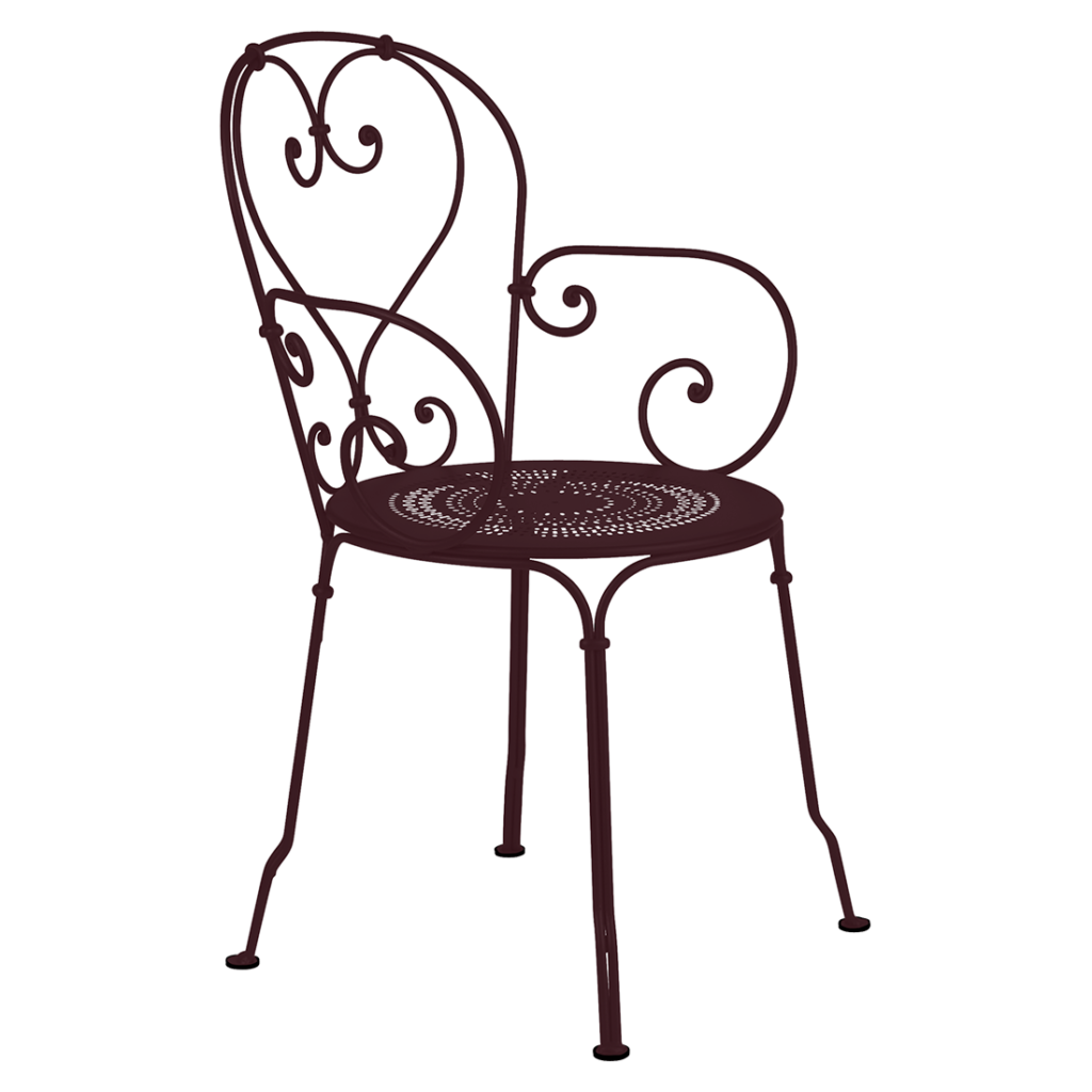 Une chaise en fer forgé sur fond blanc aux accents Cerise noire.