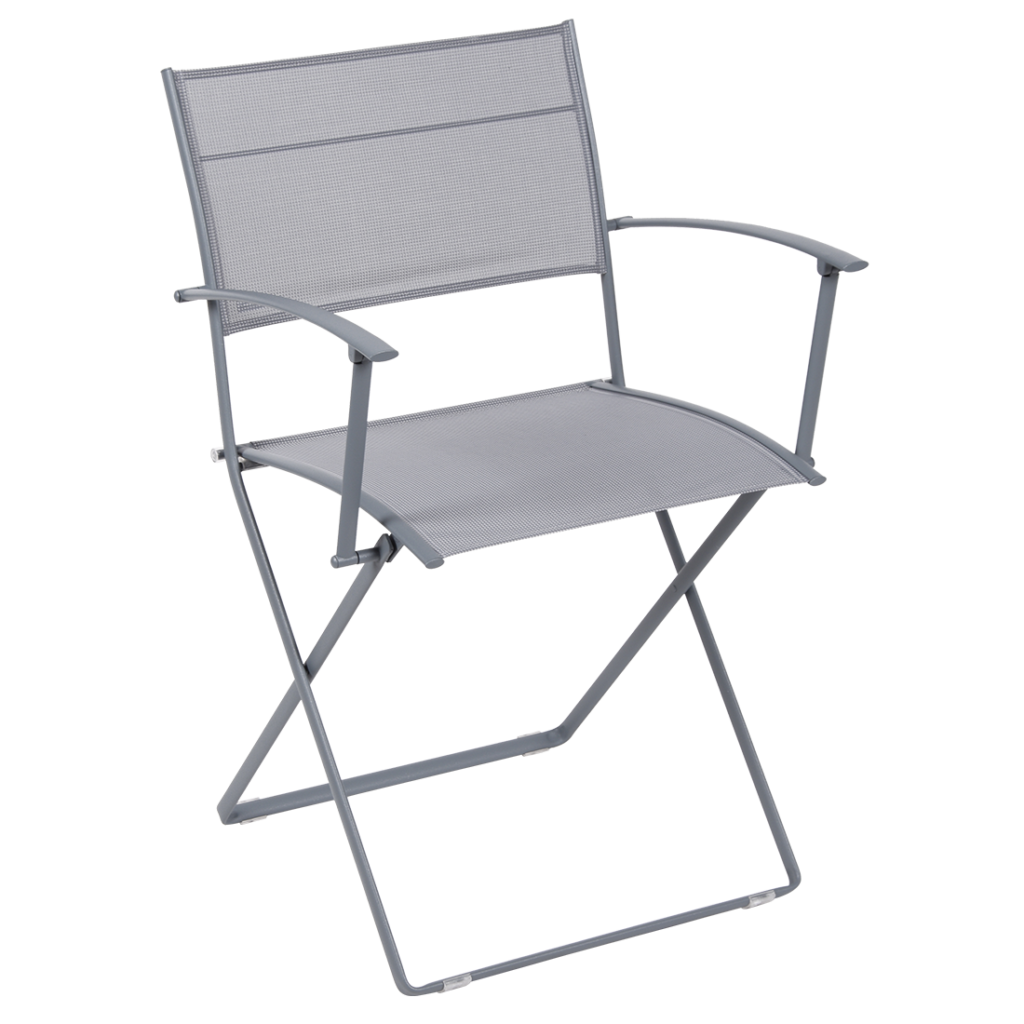 Une chaise pliante grise sur fond blanc, offrant un design minimaliste et épuré.