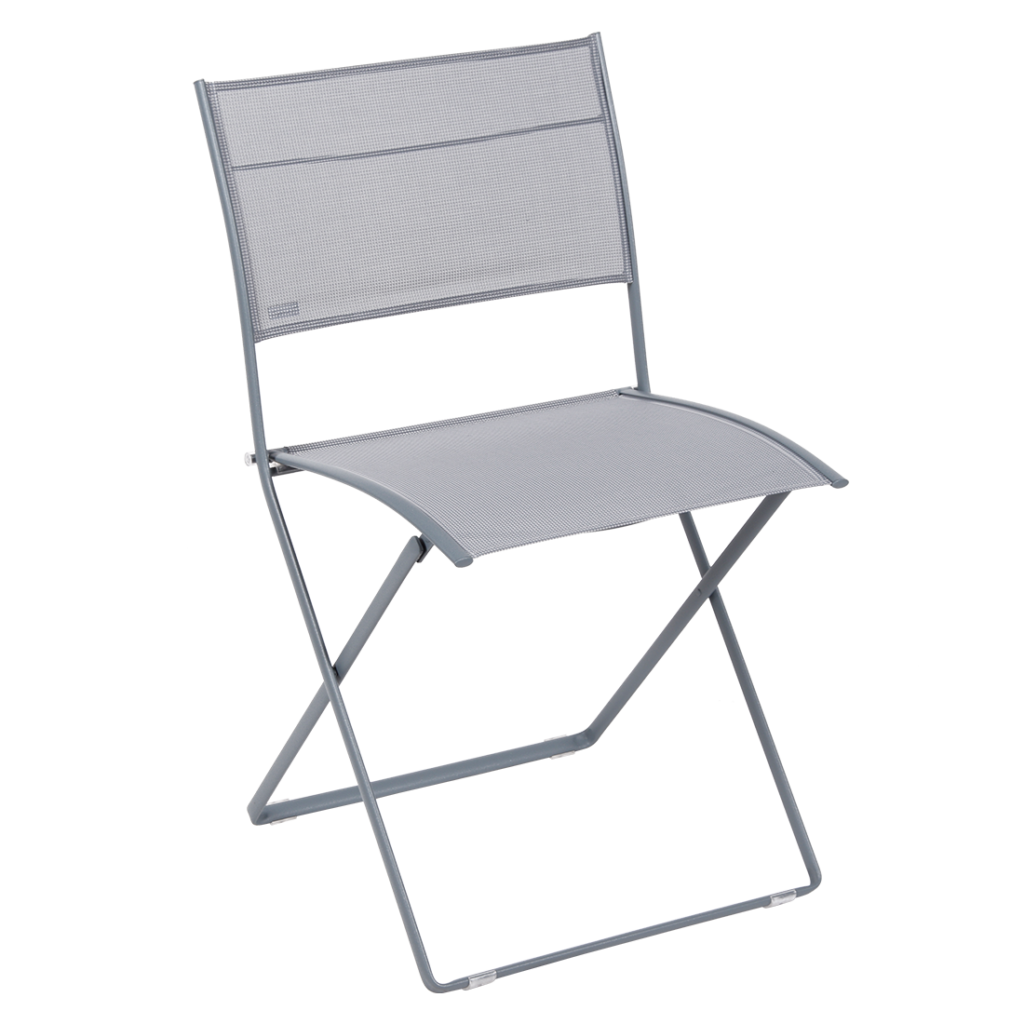 Une chaise pliante grise sur fond blanc, debout à côté d'un Gueridon Salsa.