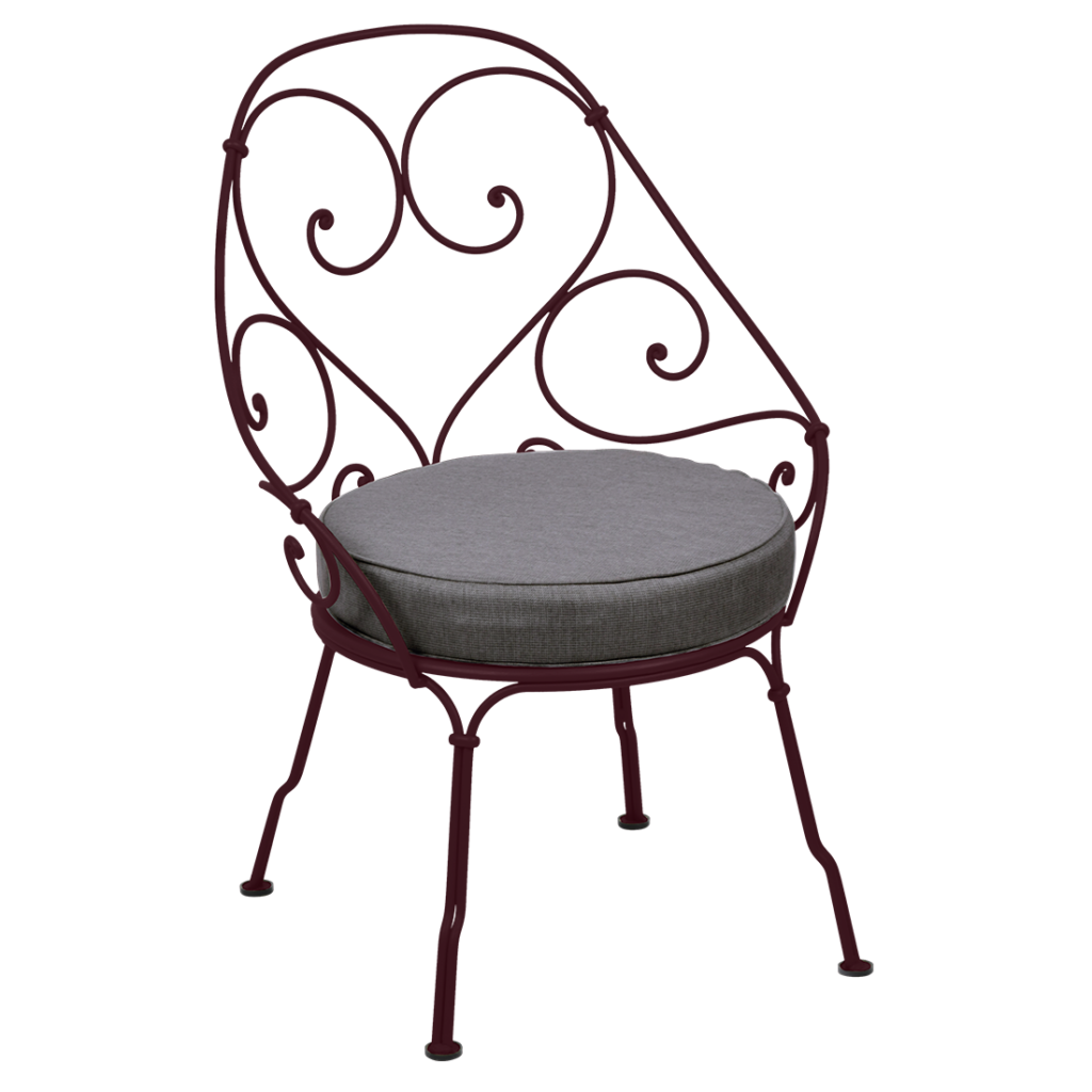 Une chaise en fer forgé avec un coussin gris.