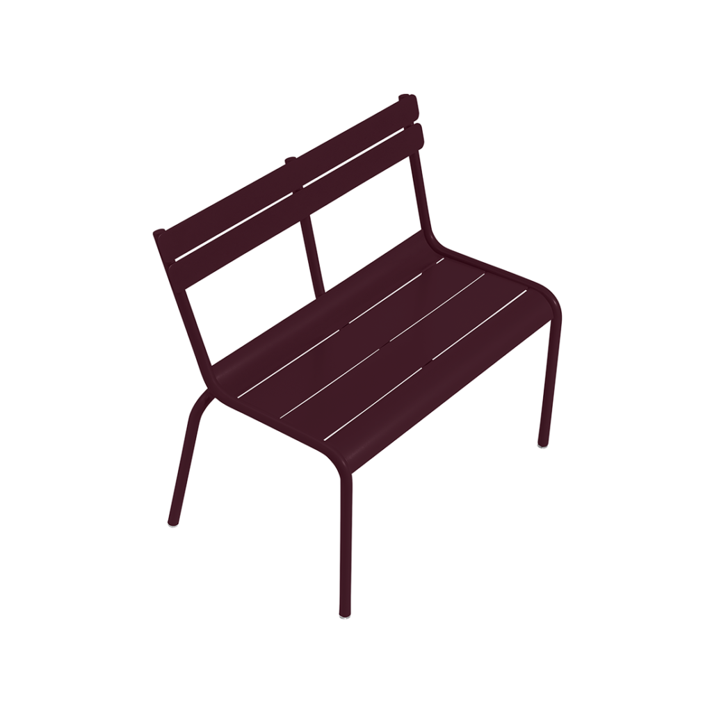 Une banquette à deux places sur fond blanc avec une touche luxembourgeoise.