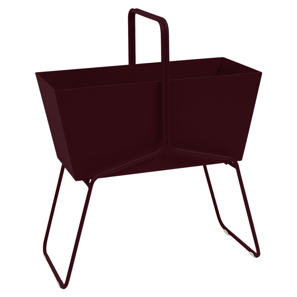 Un panier en métal bordeaux sur fond blanc.