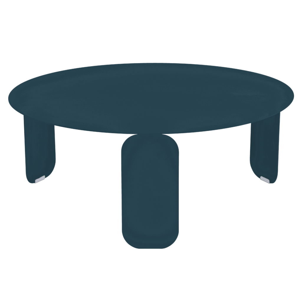 Une Table basse Bebop, table basse de diamètre 80 cm de couleur bleu foncé, reposant sur deux pieds.