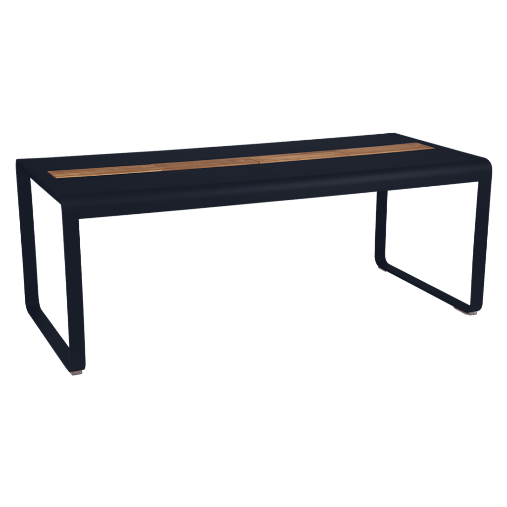 Une table noire avec un plateau en bois, parfaite pour tout style de décoration intérieure.