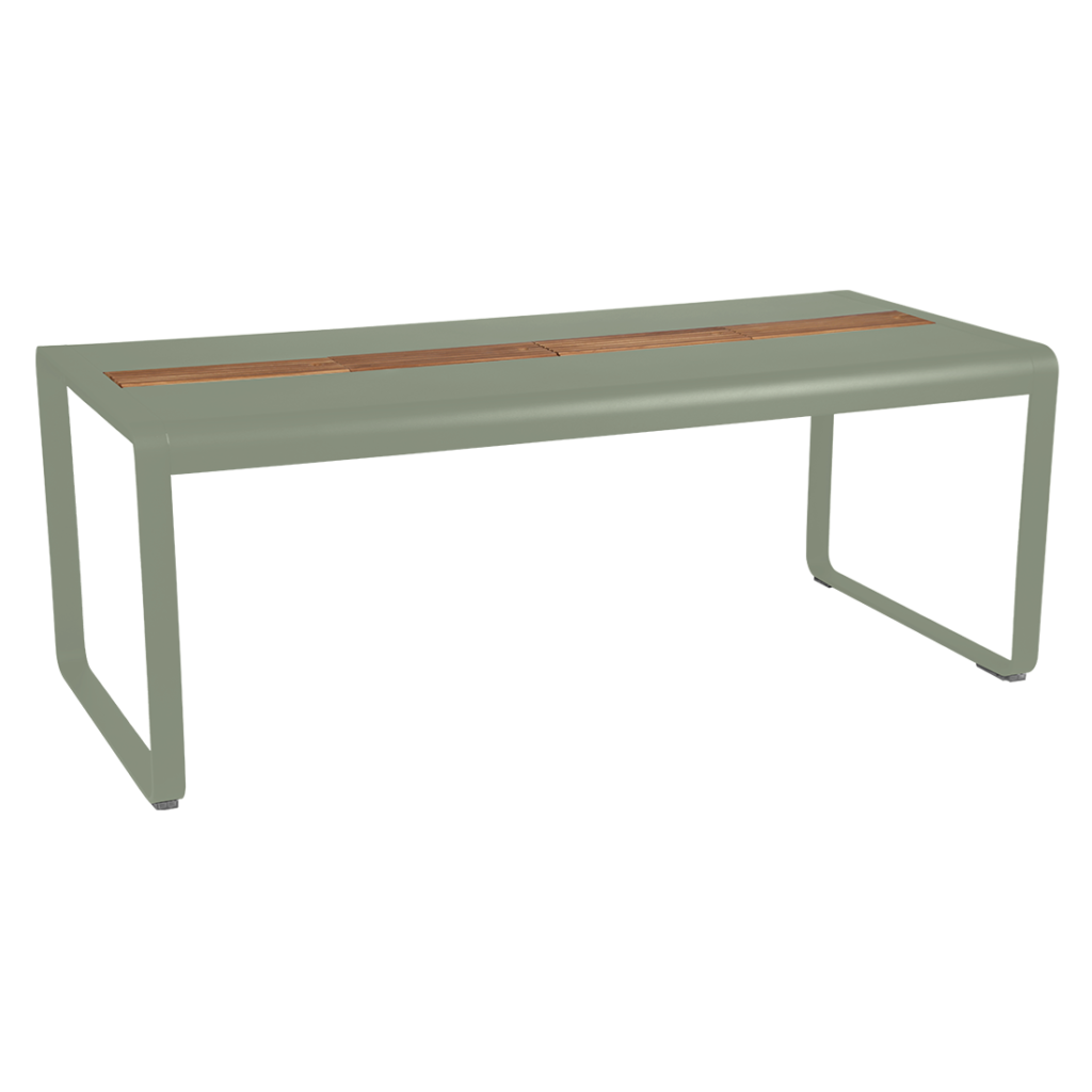 Un banc vert avec un plateau en bois, mesurant 196 x 90 cm.