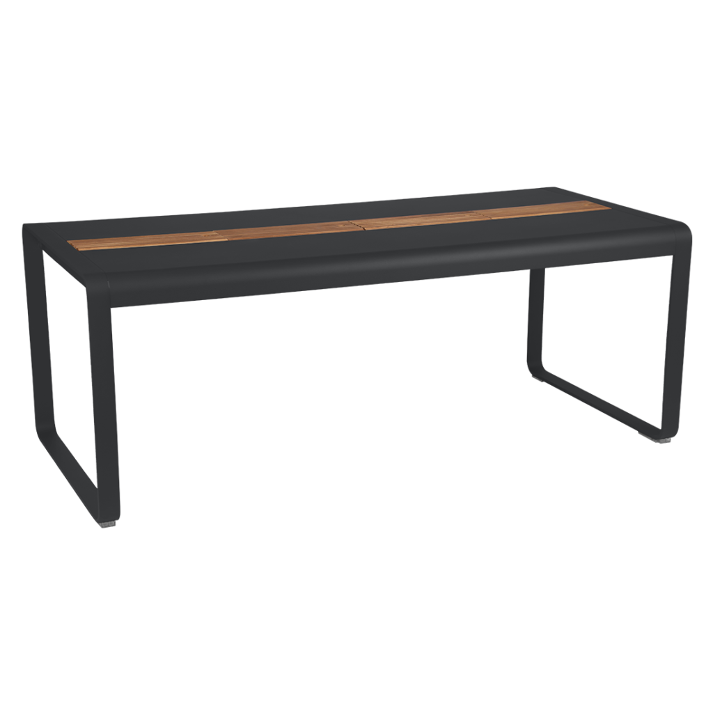 Une Table Bellevie avec un plateau en bois.