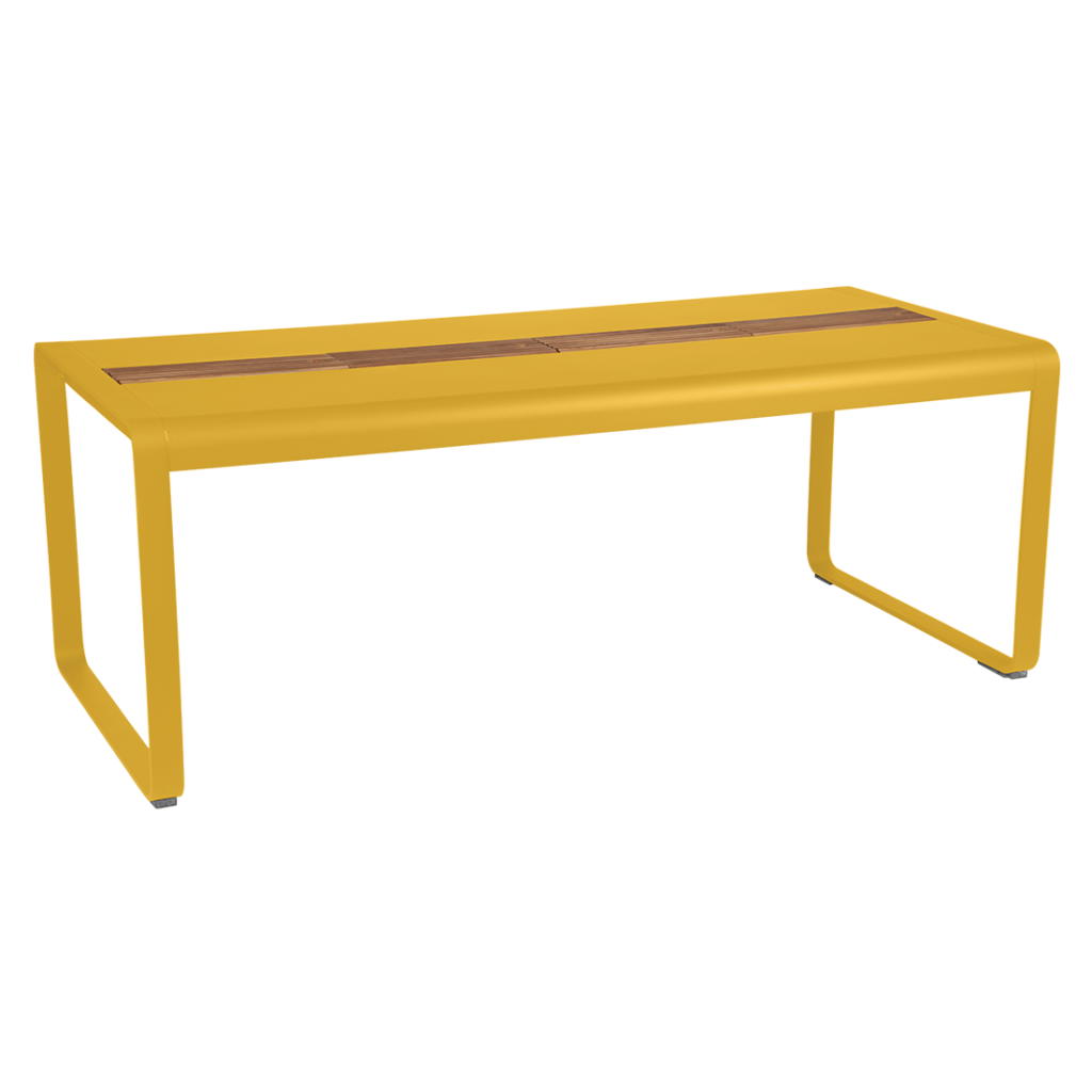 Une table Bellevie avec un plateau en bois.